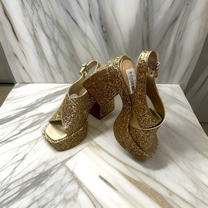 NWT Gold Gianni Bini platform sandals.